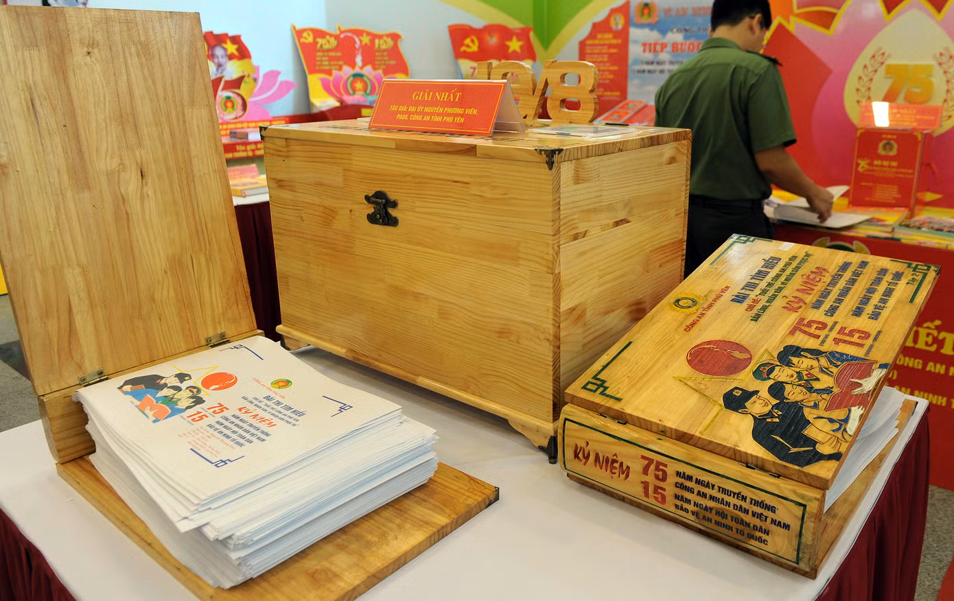 Ấn tượng bài thi viết về lực lượng công an khắc gỗ, chữ đẹp như in ảnh 4