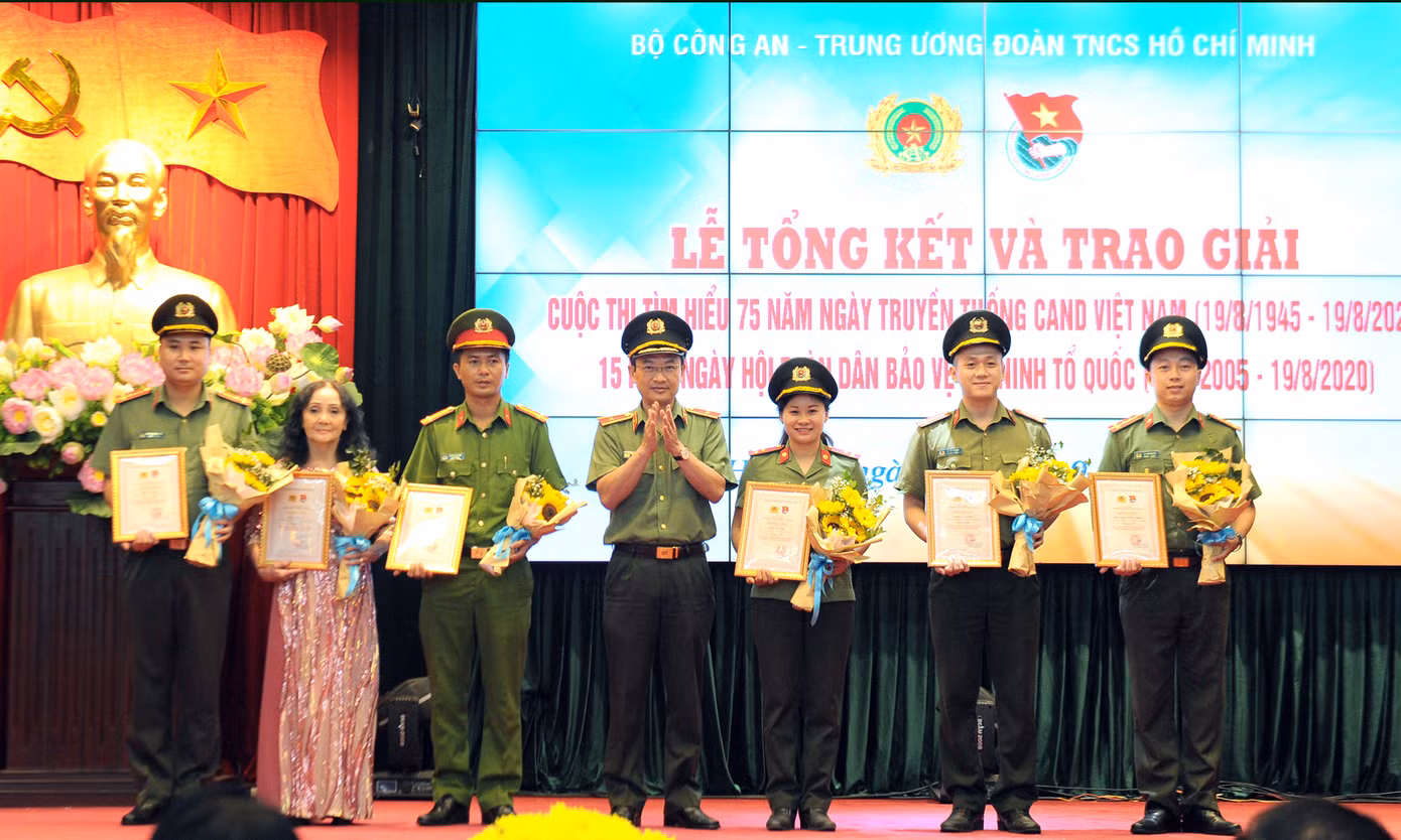 Ấn tượng bài thi viết về lực lượng công an khắc gỗ, chữ đẹp như in ảnh 10