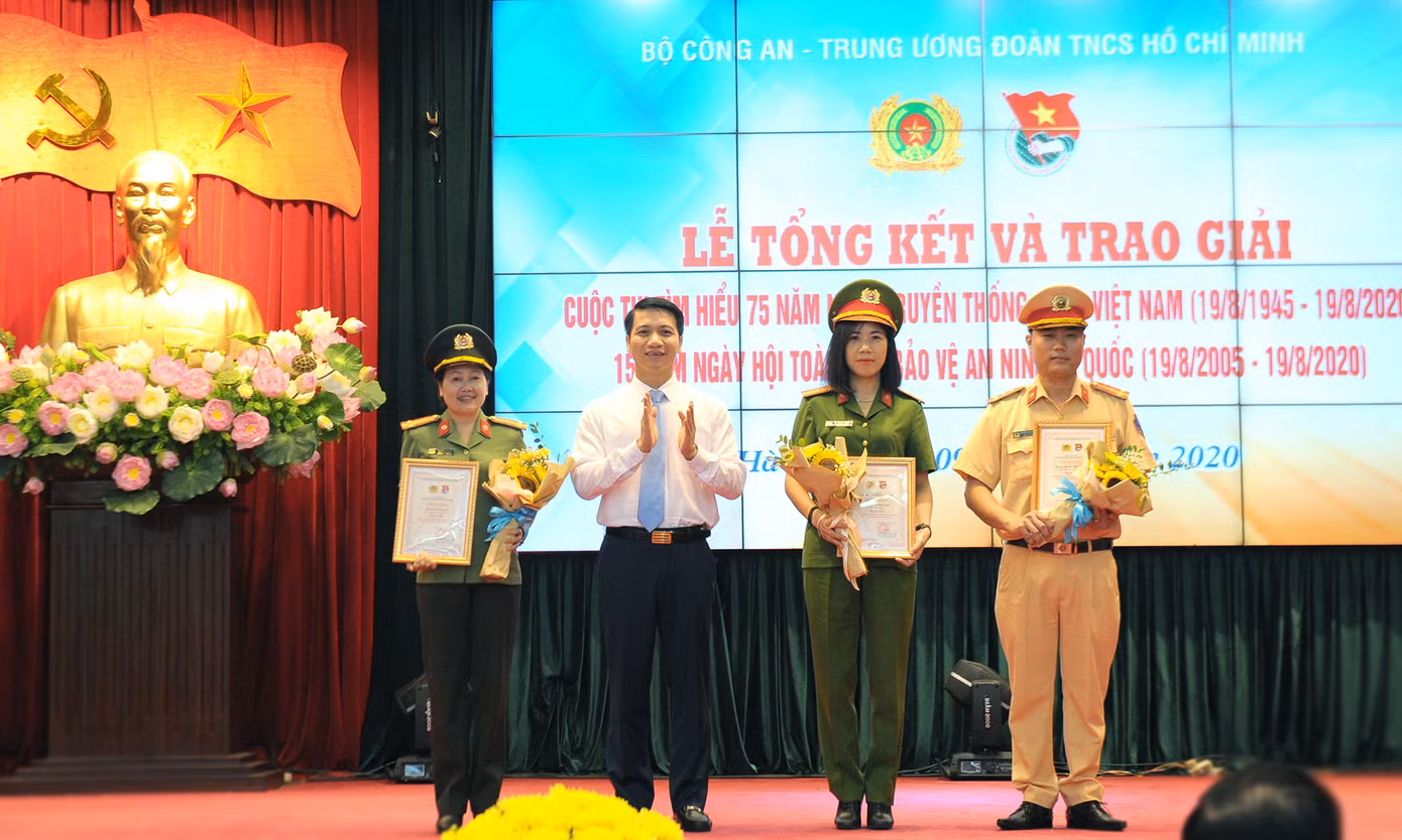 Ấn tượng bài thi viết về lực lượng công an khắc gỗ, chữ đẹp như in ảnh 8