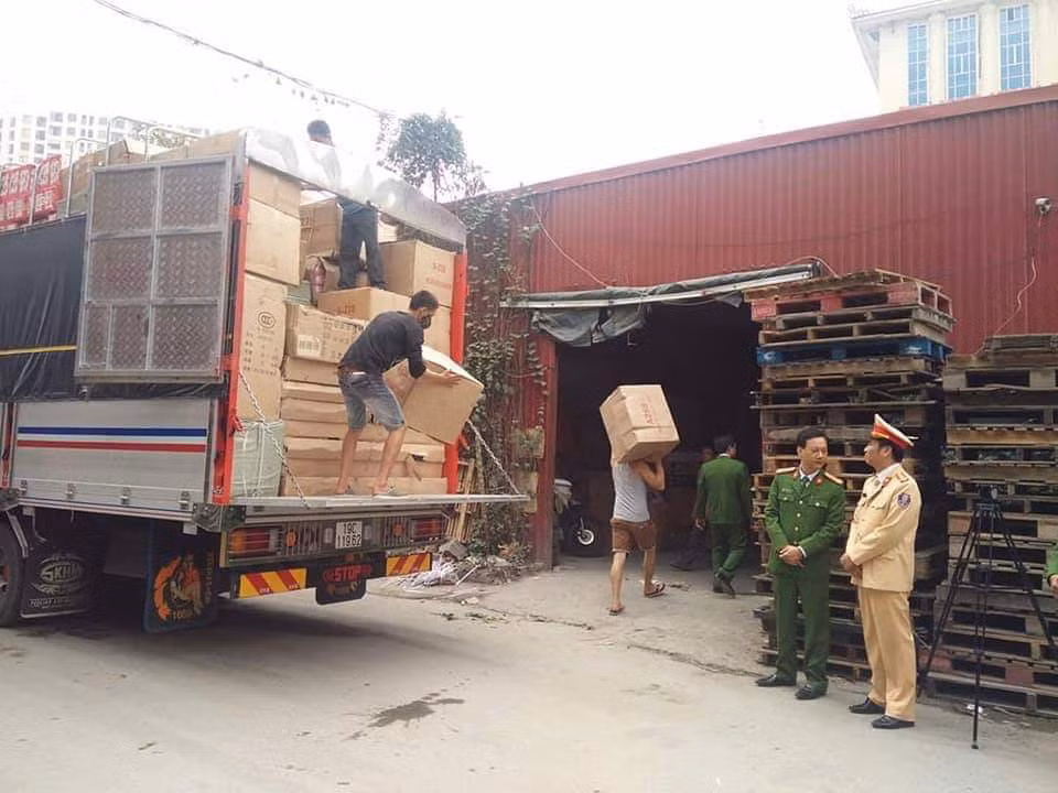 Phát hiện 20 tấn đồ chơi trẻ em, bánh kẹo không rõ xuất xứ ảnh 1