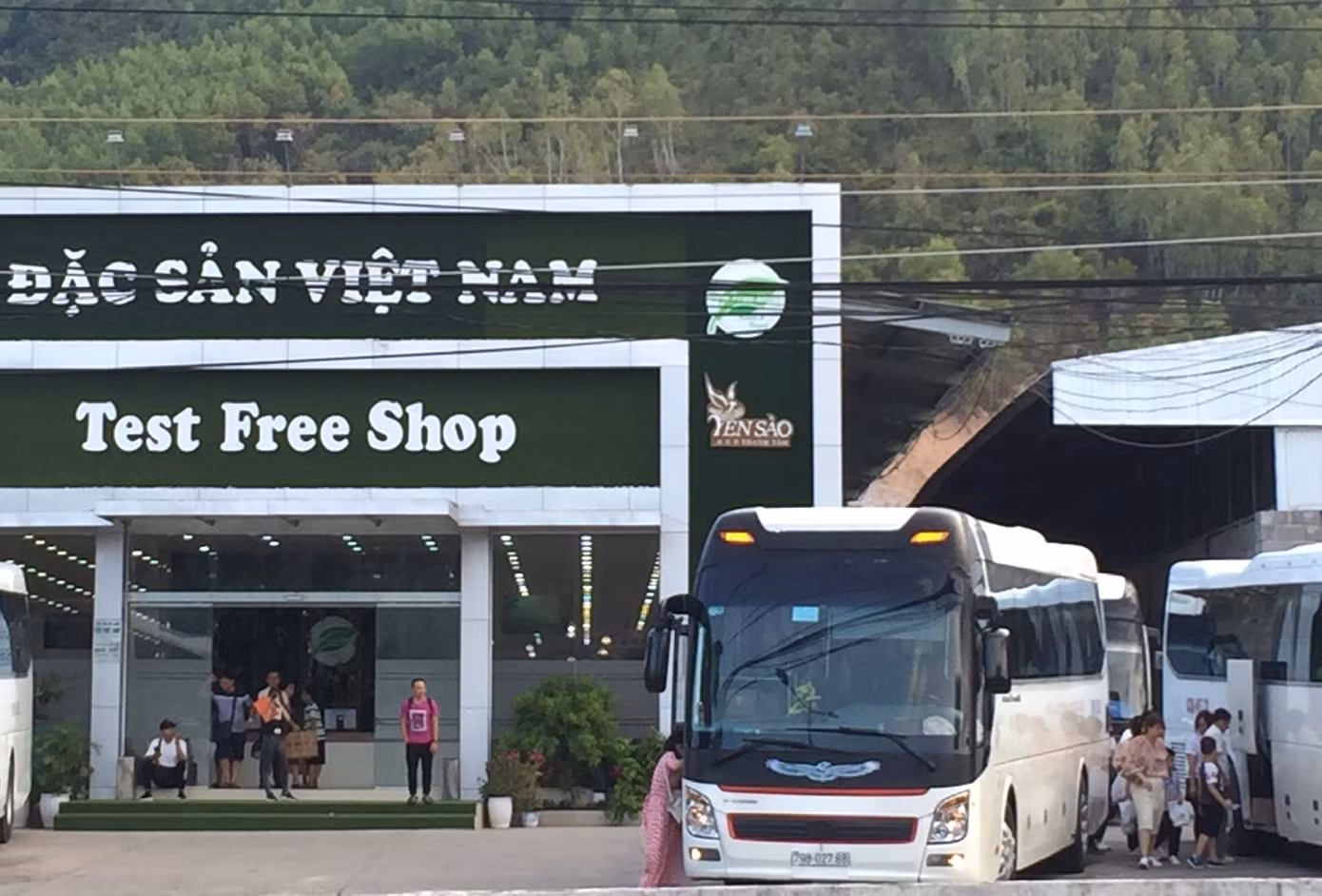 Cận cảnh chuỗi cửa hàng ở Nha Trang xây trái phép chuyên đón khách Trung Quốc ảnh 1
