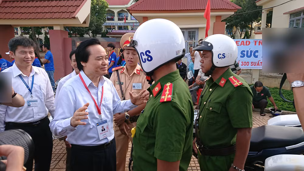 Bộ trưởng Phùng Xuân Nhạ chỉ đạo công tác coi thi ở Đắk Lắk ảnh 4