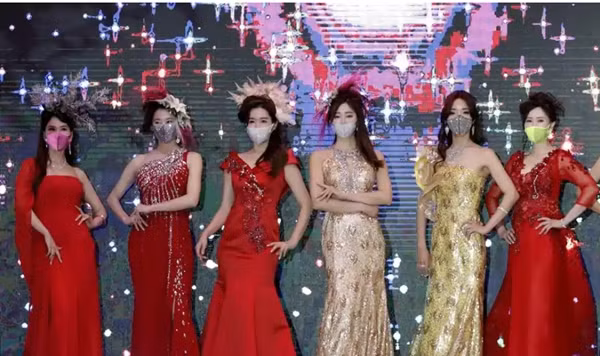 Giữa lúc đại dịch hoành hành, Hàn Quốc vừa tổ chức show thời trang... khẩu trang ảnh 6