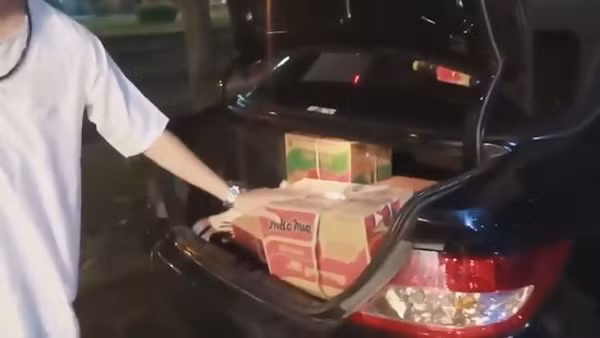 Thanh niên đối mặt án tù 12 năm vì vờ tặng thức ăn cho người khác nhưng bên trong toàn rác ảnh 1