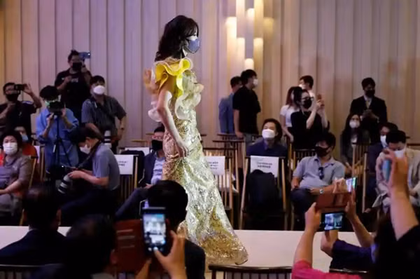 Giữa lúc đại dịch hoành hành, Hàn Quốc vừa tổ chức show thời trang... khẩu trang ảnh 5