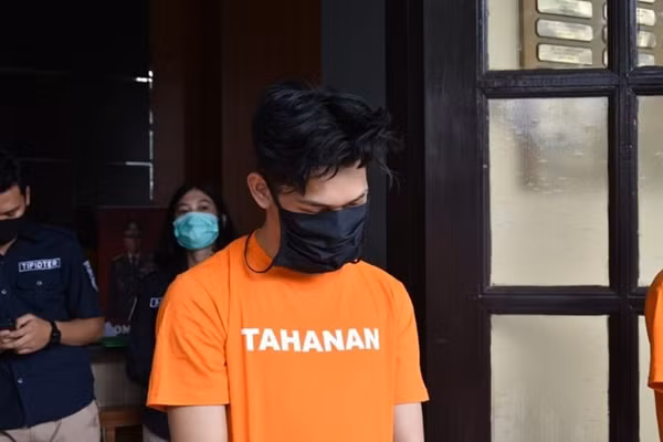Thanh niên đối mặt án tù 12 năm vì vờ tặng thức ăn cho người khác nhưng bên trong toàn rác ảnh 3