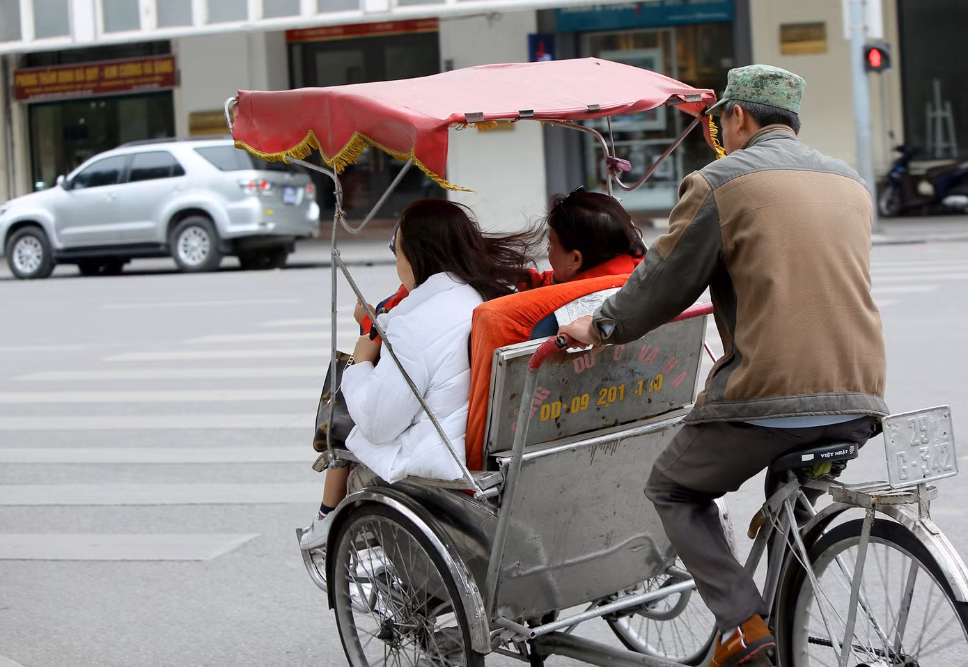 Người lao động ở Hà Nội mưu sinh trong đợt rét mạnh nhất từ đầu mùa đông ảnh 7