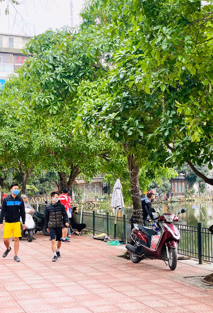 Người dân Hà Nội vẫn đổ ra hồ tập thể thao trong lúc 'cách ly toàn xã hội' ảnh 7