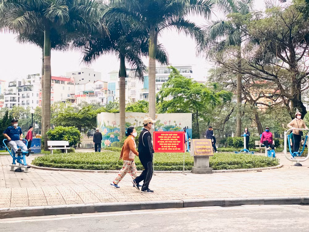 Người dân Hà Nội vẫn đổ ra hồ tập thể thao trong lúc 'cách ly toàn xã hội' ảnh 6