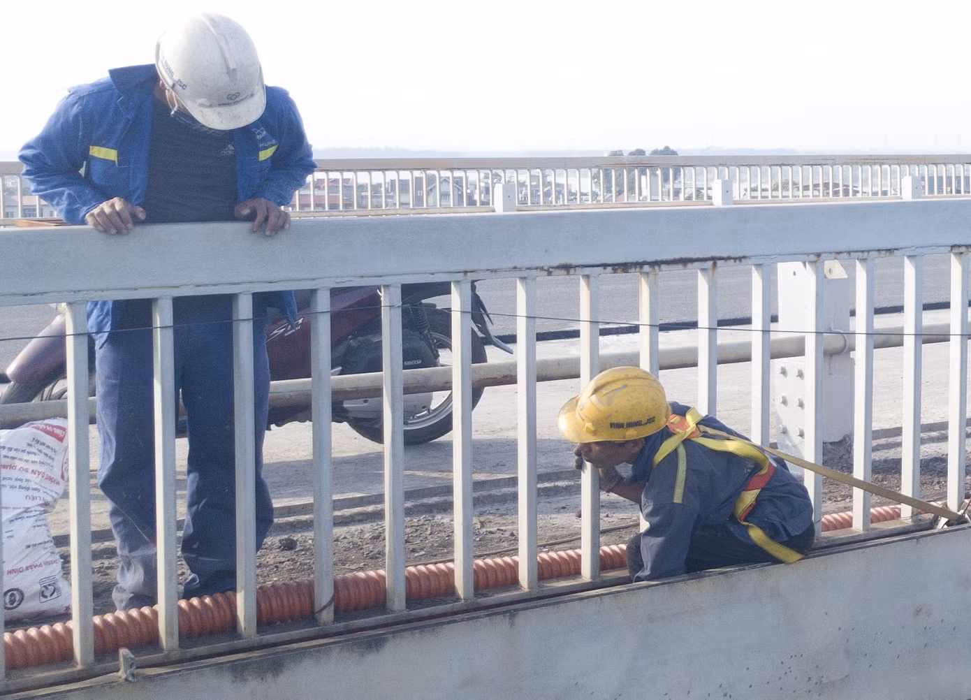 Mặt cầu Thăng Long đang được sửa ra sao? ảnh 5
