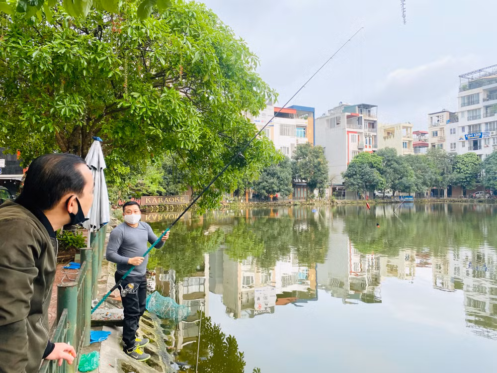 Người dân Hà Nội vẫn đổ ra hồ tập thể thao trong lúc 'cách ly toàn xã hội' ảnh 4