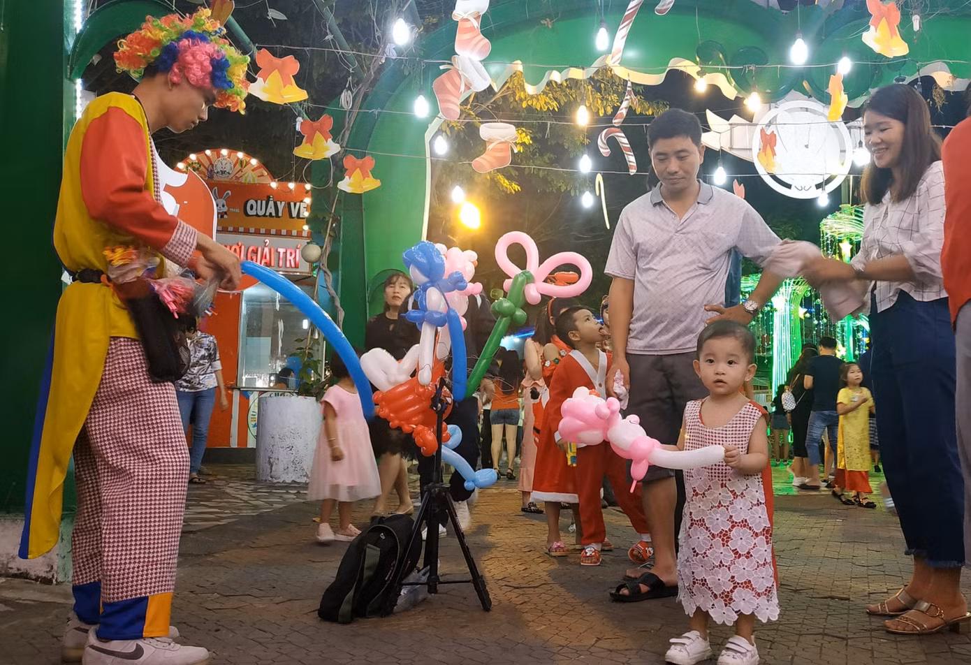Bố mẹ đưa con đến check-in ở biệt thự lộng lẫy của Đàm Vĩnh Hưng đêm Noel ảnh 9