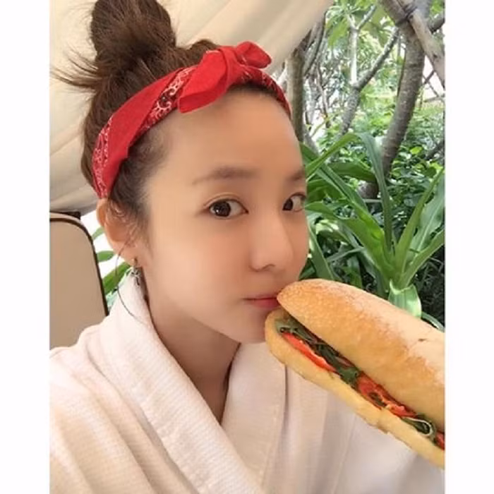 H'Hen Niê cùng nhiều sao Việt đồng loạt chia sẻ ảnh bánh mì lọt trending top 1 ảnh 7
