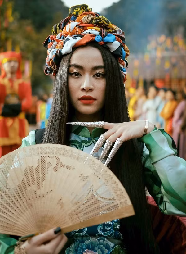 Trong thế giới fangirl: Hoàng Thùy Linh - Từ vàng anh gãy cánh hóa phượng hoàng tung bay ảnh 3