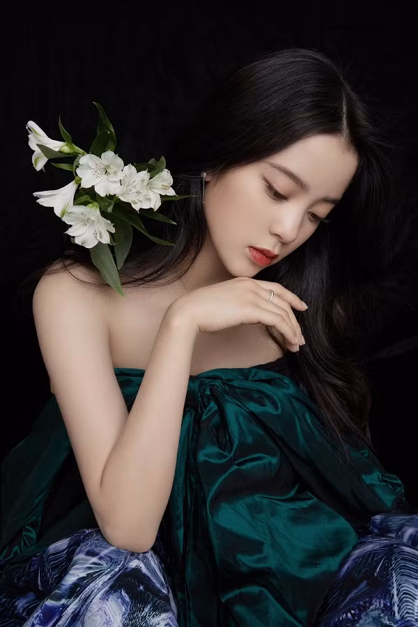 Những người đẹp diễn giả trân của phim Hoa ngữ: Ai trợn mắt thần chưởng, ai rơi lệ vô hồn? ảnh 1