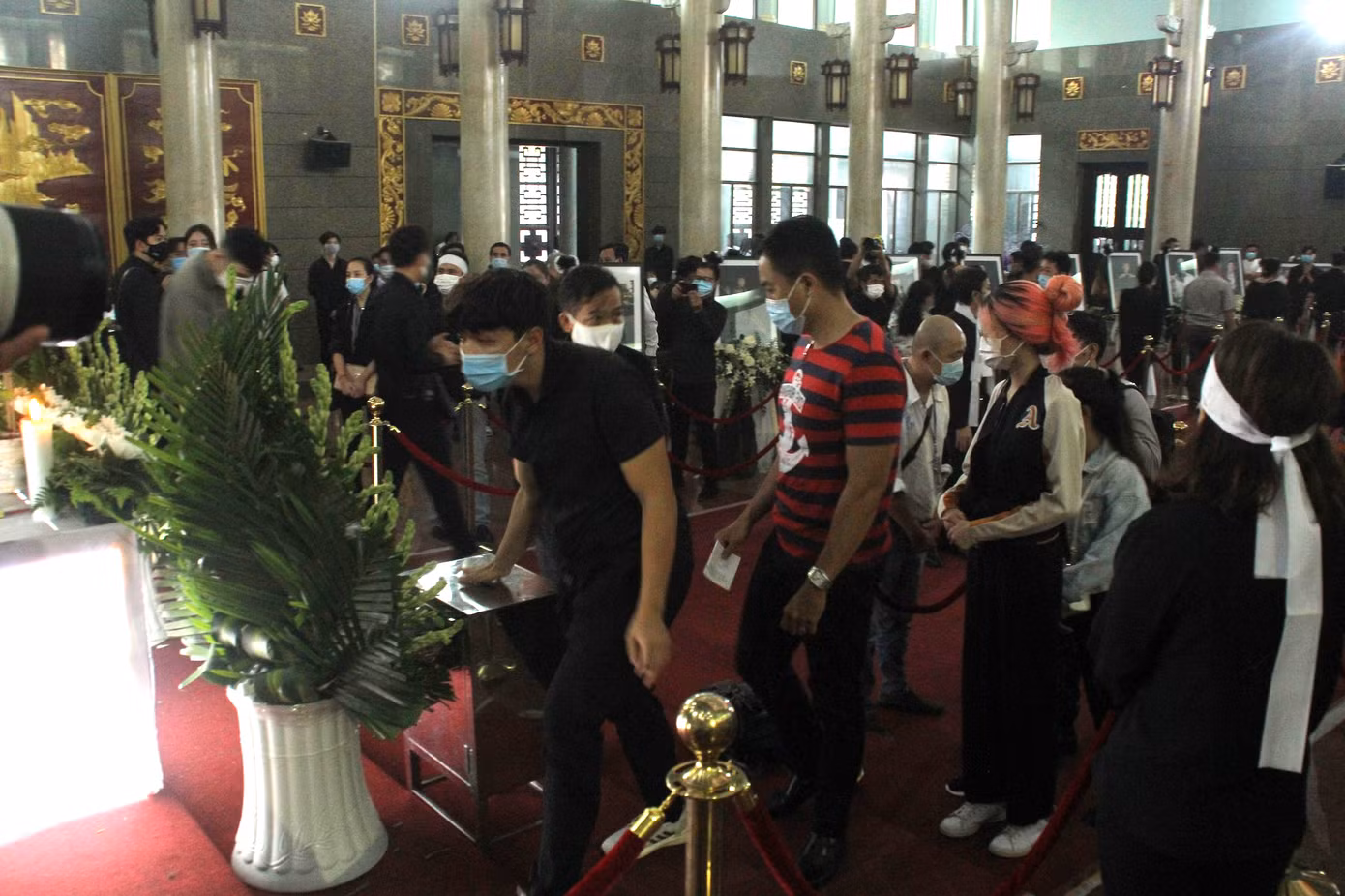 Dòng người xếp hàng dài đợi viếng cố nghệ sỹ Chí Tài ảnh 10