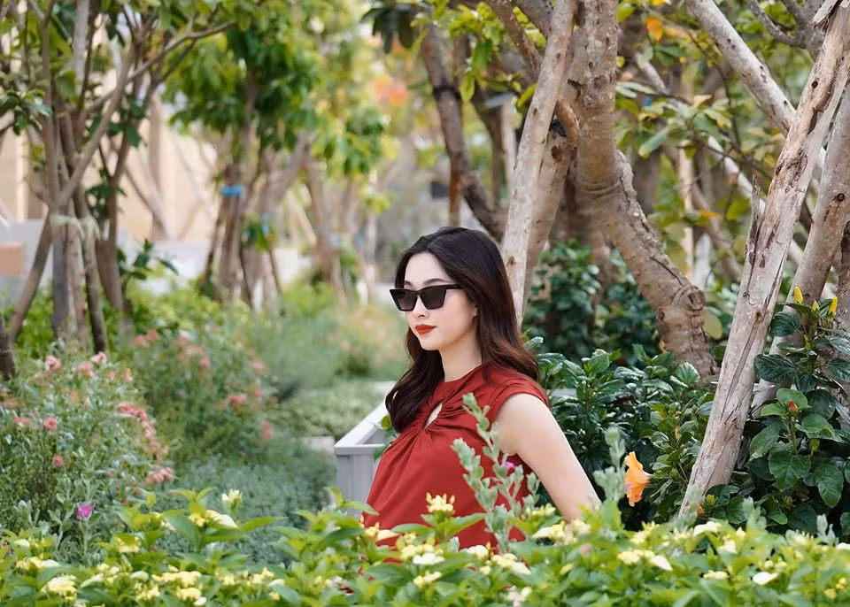 'Hoa hậu đẹp nhất thế giới 2013' trở thành bác sĩ tuyến đầu chống dịch COVID-19 ở Pháp ảnh 7