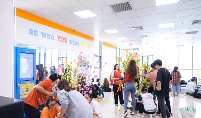 Sinh viên trổ tài trang trí mai, đào ngày Tết ảnh 6