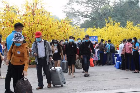 Sinh viên phấn khởi nhận vé về quê đón Tết ảnh 2