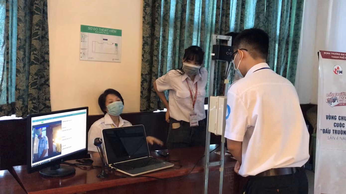 Không ai trải sẵn hoa hồng cho bạn bước tới ảnh 16