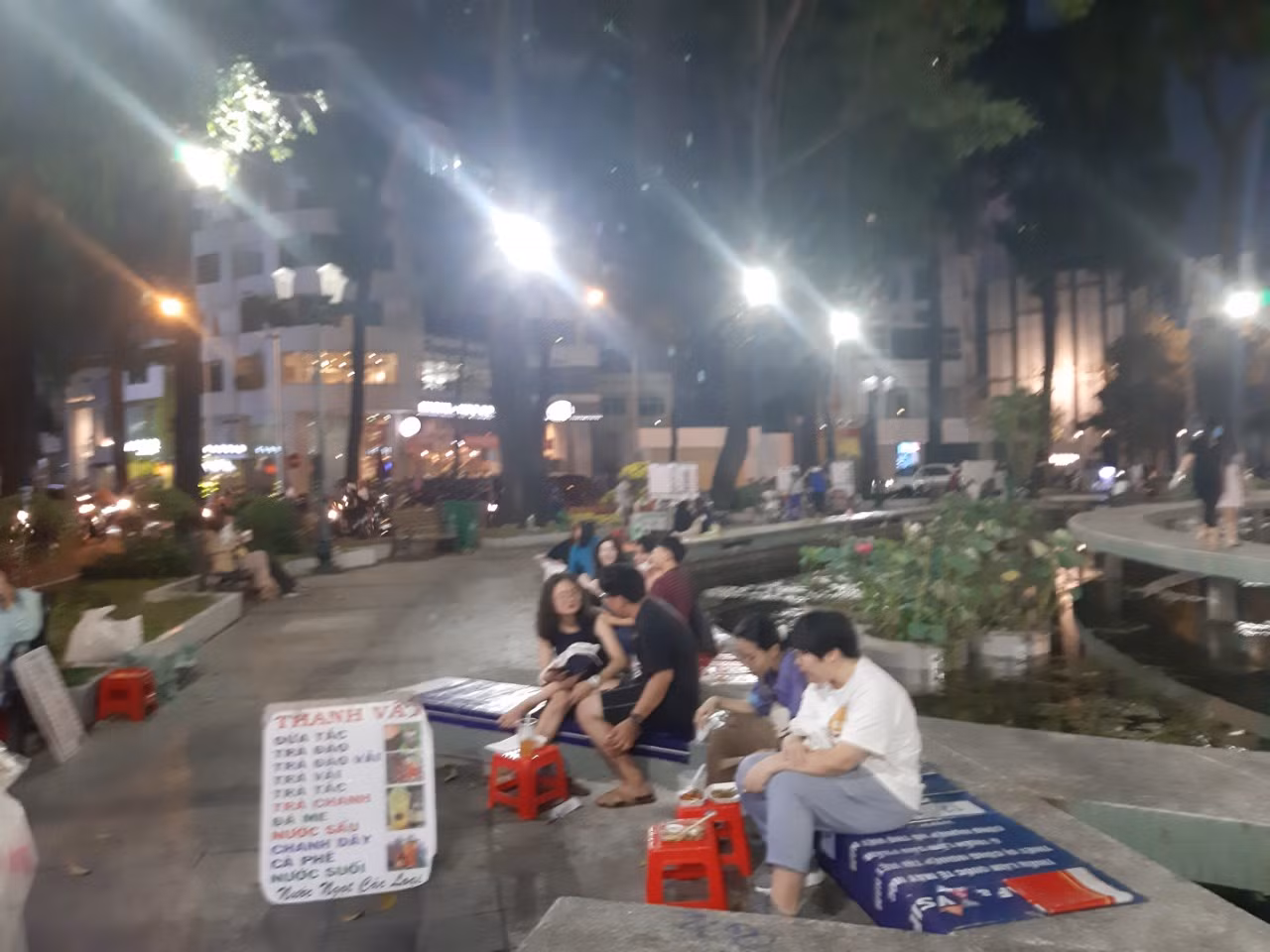 TP. HCM: Hàng quán bắt đầu nhộn nhịp trở lại ảnh 13