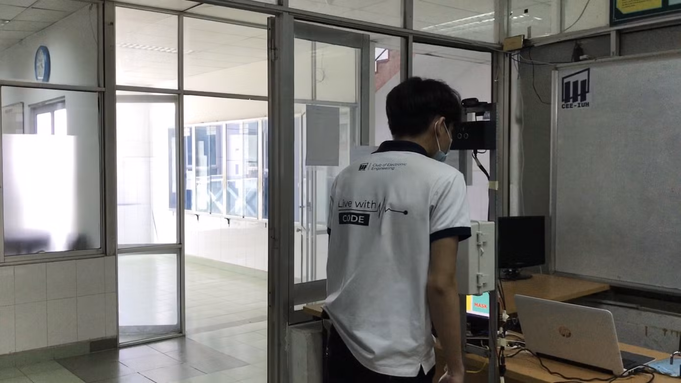 Sinh viên chế máy nhắc đeo khẩu trang và đo thân nhiệt không tiếp xúc ảnh 3