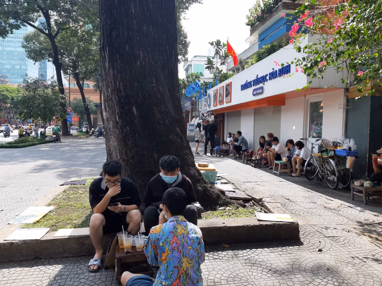 TP. HCM: Hàng quán bắt đầu nhộn nhịp trở lại ảnh 1