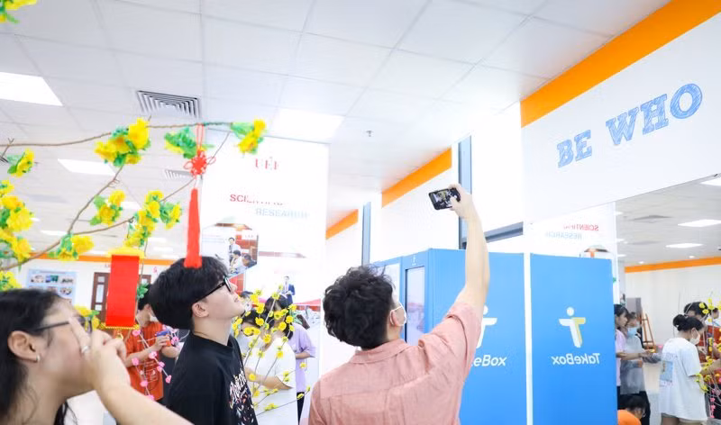 Sinh viên trổ tài trang trí mai, đào ngày Tết ảnh 9