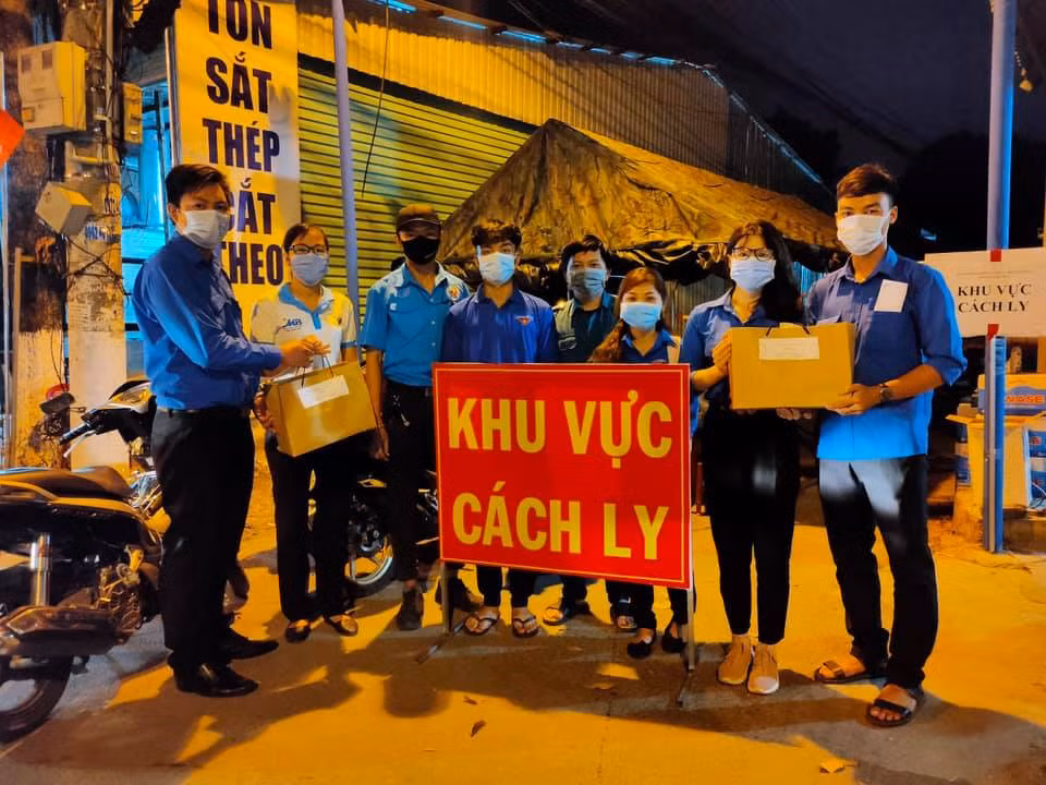 Hội Sinh viên tỉnh Bình Dương tặng quà sinh viên tình nguyện tuyến đầu chống dịch ảnh 2