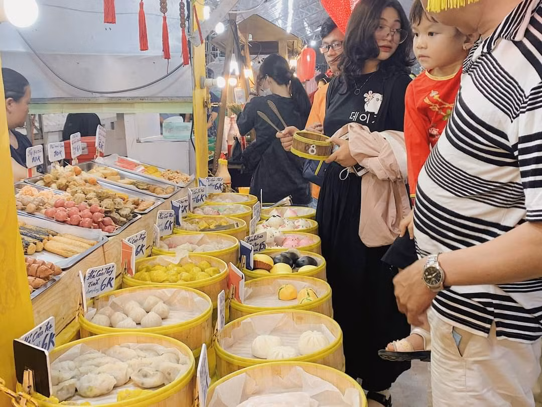 TP. HCM: Hàng quán bắt đầu nhộn nhịp trở lại ảnh 19