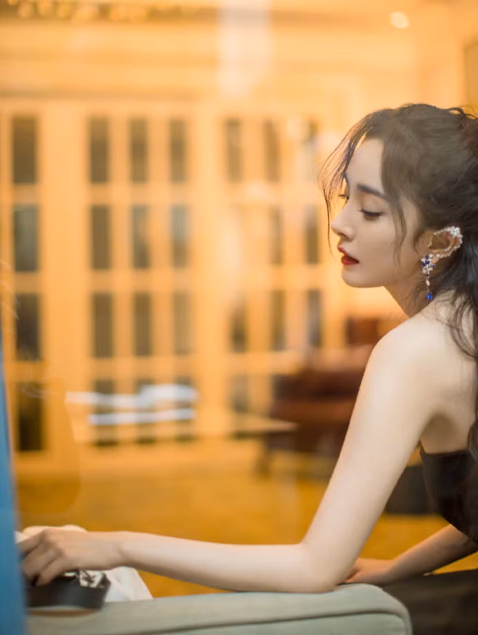 Dương Mịch khiến fan trầm trồ với góc nghiêng 'có 1 không 2' ảnh 12