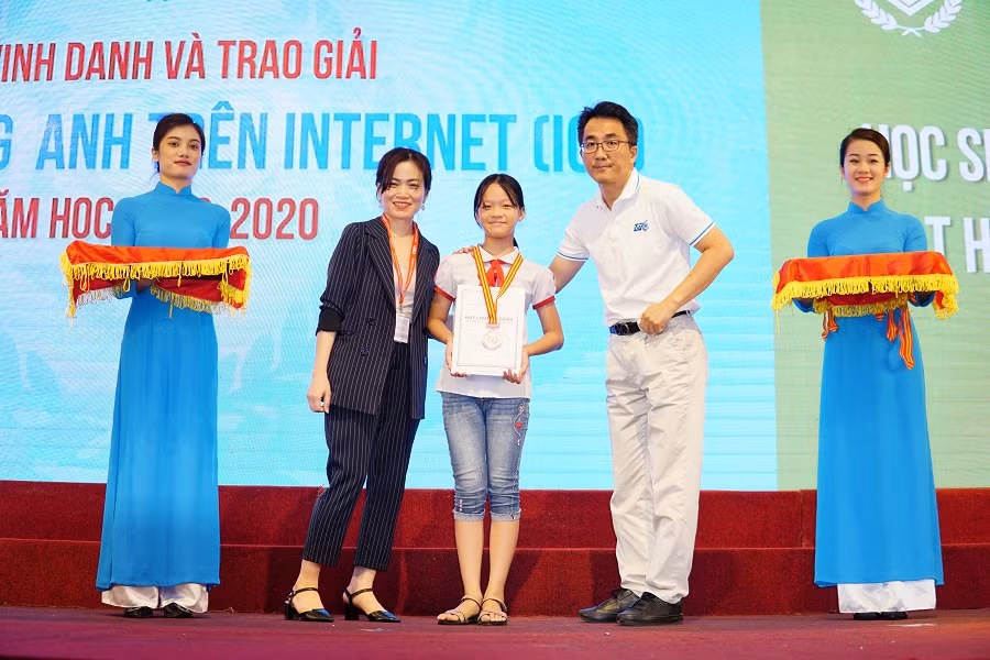 Lễ trao giải cuộc thi IOE lần thứ 10: Hàng trăm học sinh tài năng háo hức nhận phần thưởng ảnh 1