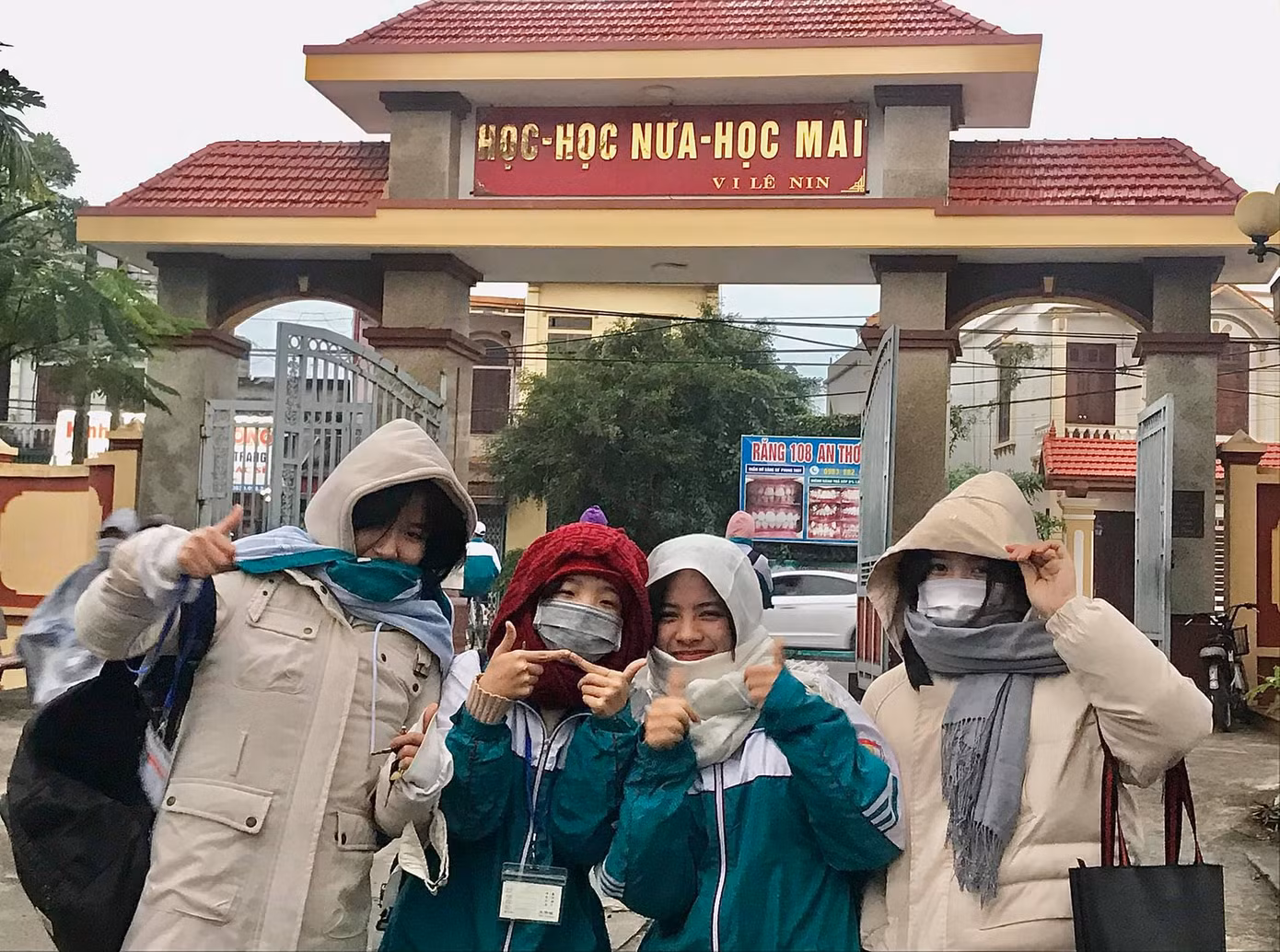 Miền Bắc trời rét đậm dưới 15 độ, học sinh rủ nhau mang chăn đến trường giữ ấm ảnh 4