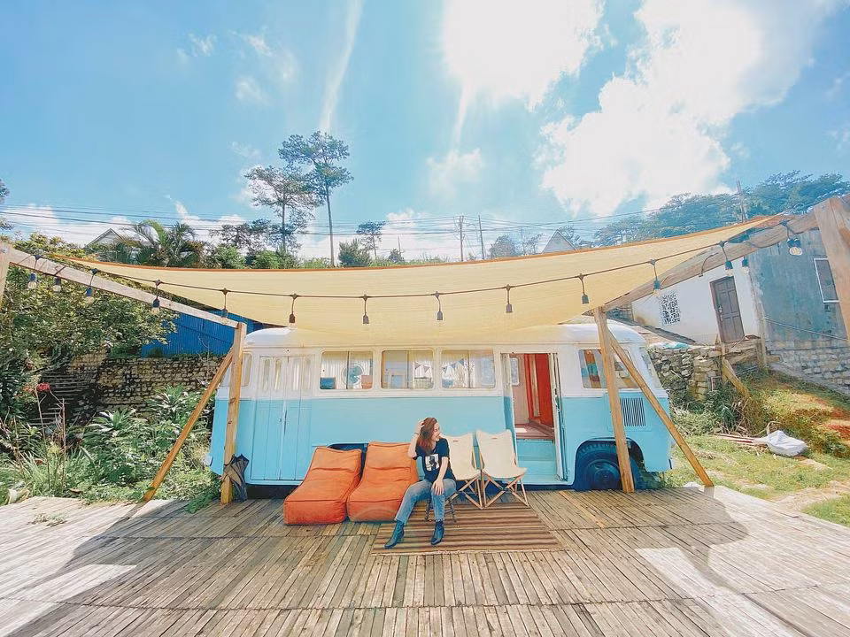 Đến Đà Lạt, bạn nhất định phải thử “đặc sản” mới: Homestay xe buýt xinh - xịn - mịn! ảnh 1