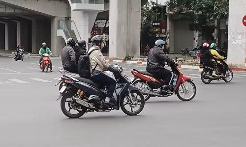Nhiều học sinh ở Lâm Đồng bị ngộ độc nghi là do trò chơi thổi bong bóng bằng ống hút ảnh 2