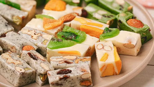 Món ngon ngày Tết: Những viên kẹo Nougat lạ miệng với bánh quy, dừa non và mứt quả khô ảnh 3