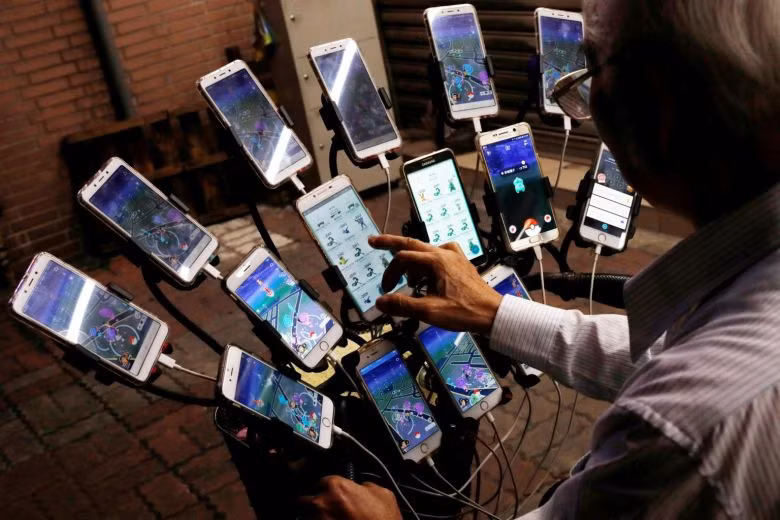 Góc “đam mê không ngại tuổi”: Ông lão săn Pokémon Go với 64 chiếc điện thoại trên xe đạp ảnh 1