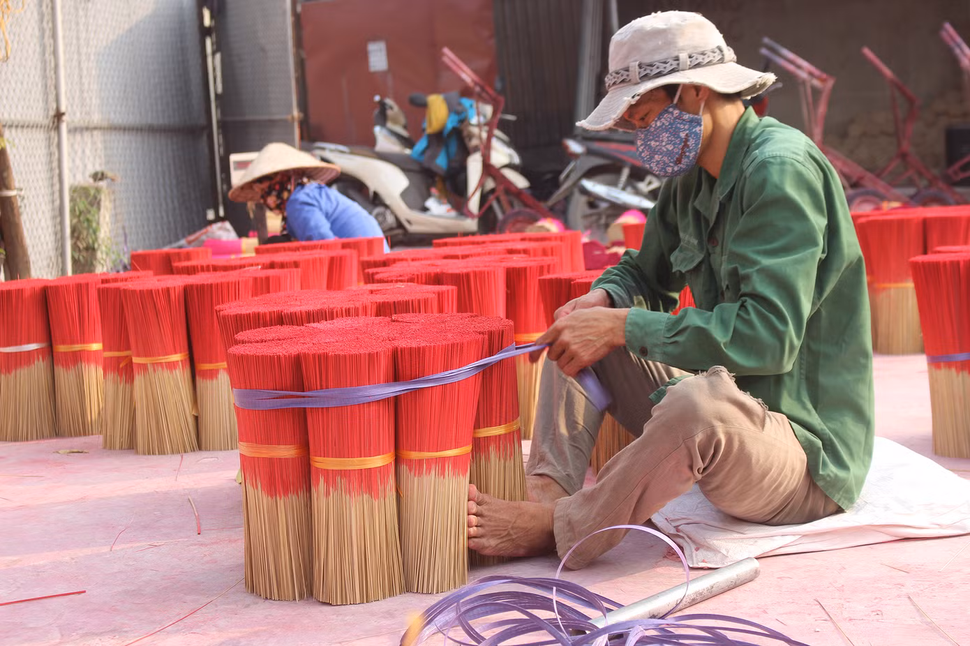 Nhịp sống hối hả dịp cận Tết ở làng nghề làm tăm hương cổ ở Hà Nội ảnh 13
