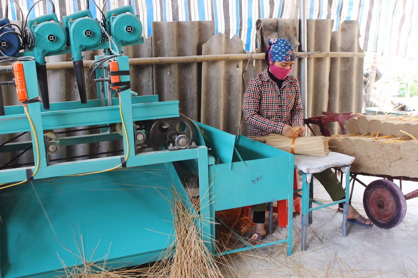 Nhịp sống hối hả dịp cận Tết ở làng nghề làm tăm hương cổ ở Hà Nội ảnh 11