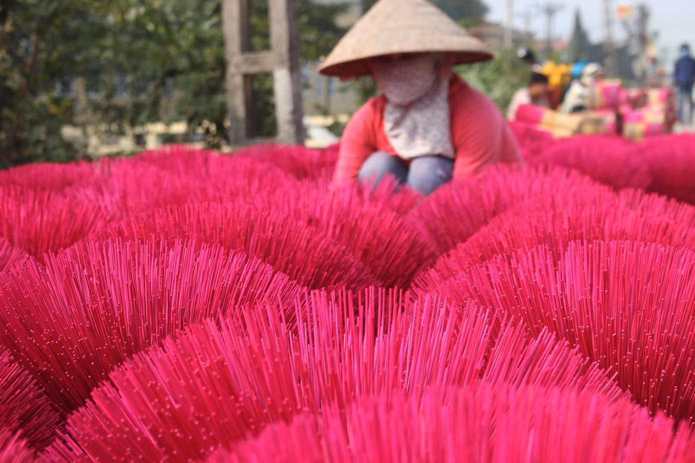 Nhịp sống hối hả dịp cận Tết ở làng nghề làm tăm hương cổ ở Hà Nội ảnh 3
