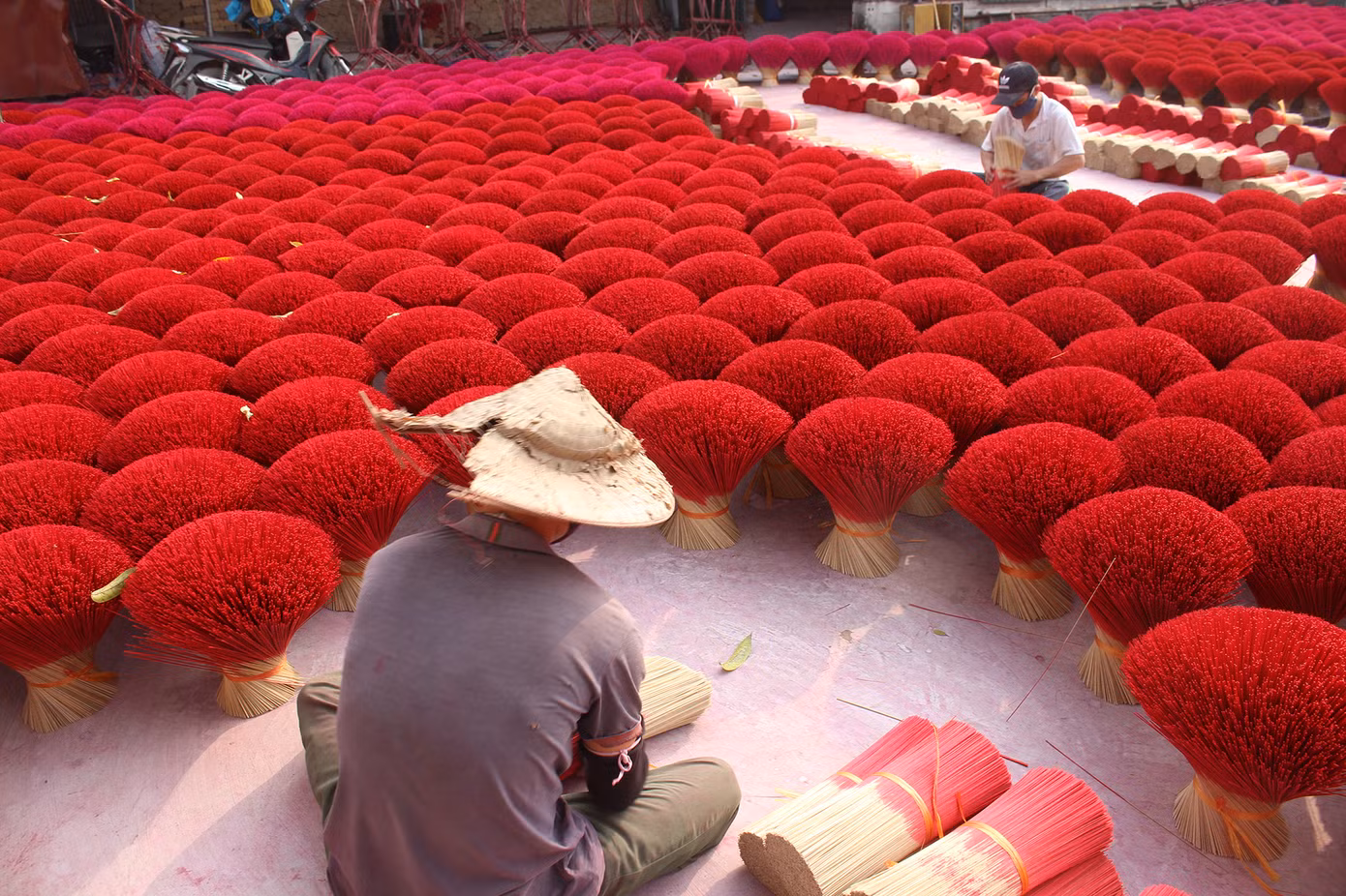 Nhịp sống hối hả dịp cận Tết ở làng nghề làm tăm hương cổ ở Hà Nội ảnh 17