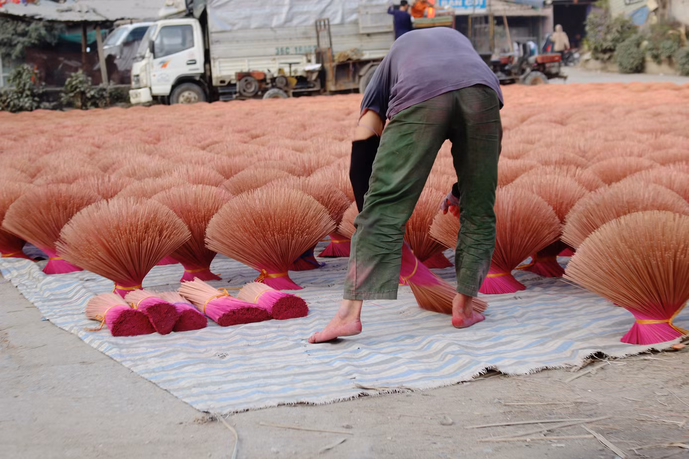 Nhịp sống hối hả dịp cận Tết ở làng nghề làm tăm hương cổ ở Hà Nội ảnh 4
