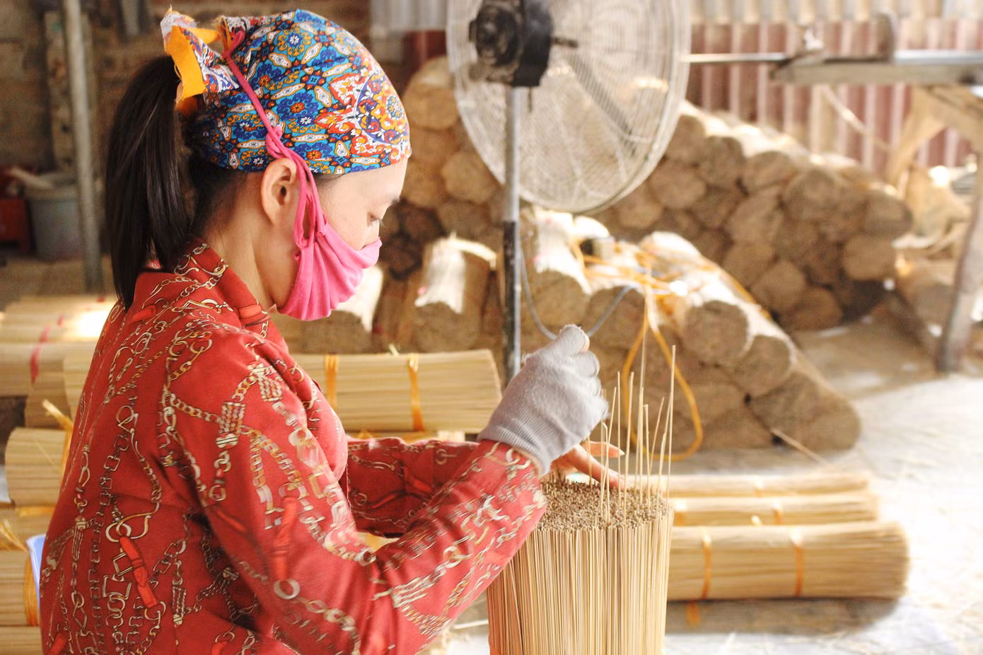 Nhịp sống hối hả dịp cận Tết ở làng nghề làm tăm hương cổ ở Hà Nội ảnh 10
