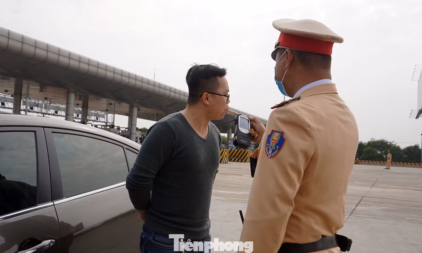 Theo CSGT kiểm tra nồng độ cồn trên cao tốc ngày đầu năm mới ảnh 8