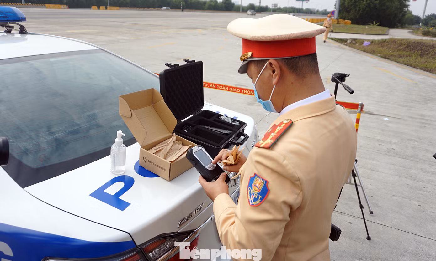 Theo CSGT kiểm tra nồng độ cồn trên cao tốc ngày đầu năm mới ảnh 4
