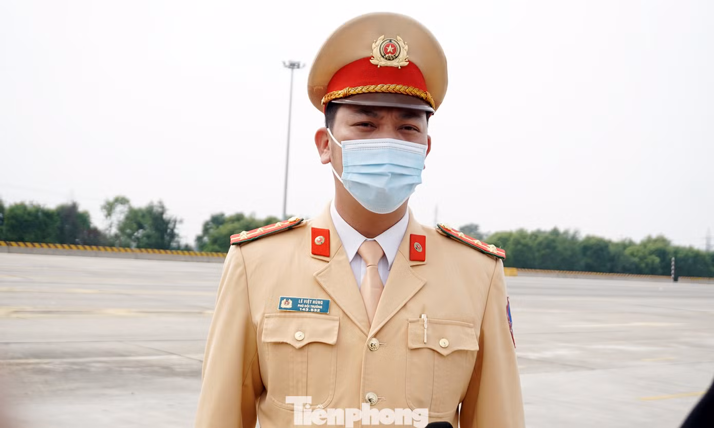 Theo CSGT kiểm tra nồng độ cồn trên cao tốc ngày đầu năm mới ảnh 1