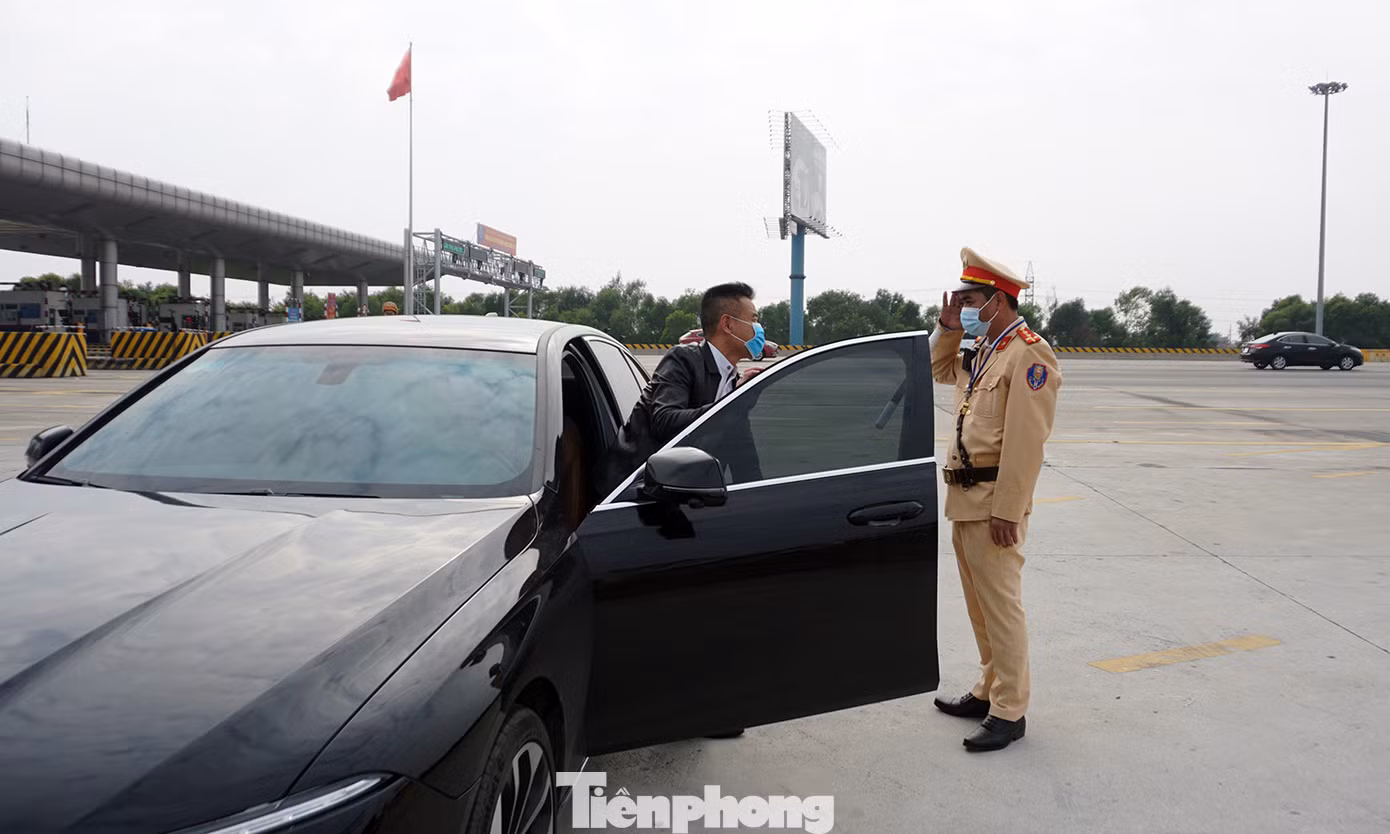 Theo CSGT kiểm tra nồng độ cồn trên cao tốc ngày đầu năm mới ảnh 7