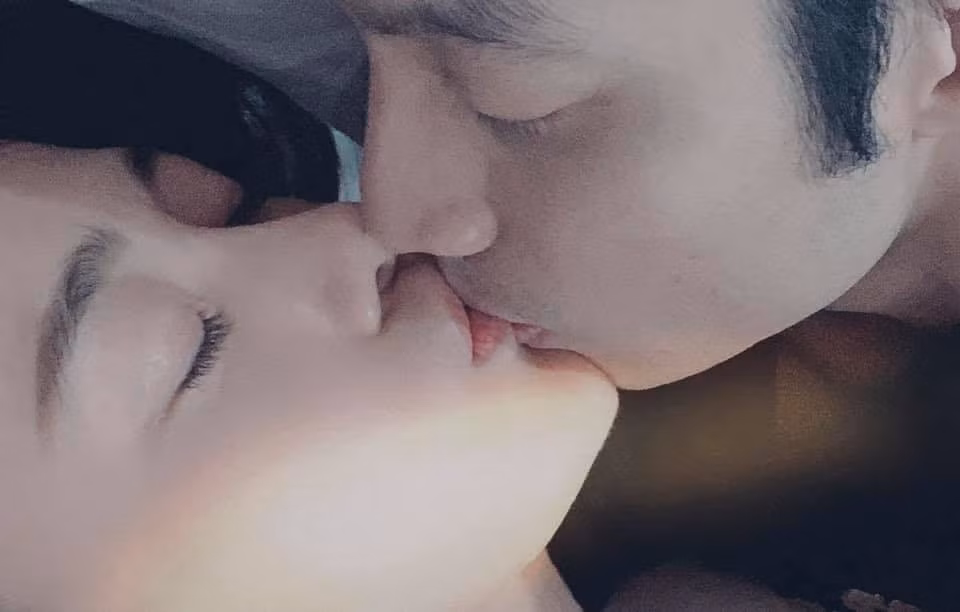 Sao nữ Trung Quốc bị nam đồng nghiệp sàm sỡ vòng một ngay trước ống kính ảnh 12 Sao nữ Trung Quốc bị nam đồng nghiệp sàm sỡ vòng một ngay trước ống kính ảnh 12