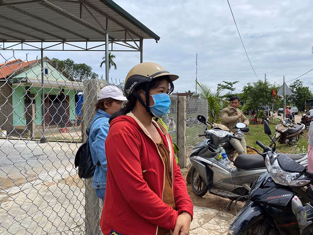 Người thân thấp thỏm chờ cứu hộ nạn nhân mất tích tại thủy điện Rào Trăng 3 ảnh 2