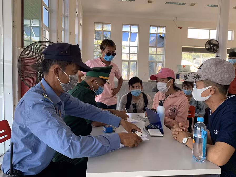 Hơn 2.600 du khách khẩn cấp rời đảo Lý Sơn sau ca nhiễm COVID-19 tại Quảng Ngãi ảnh 2